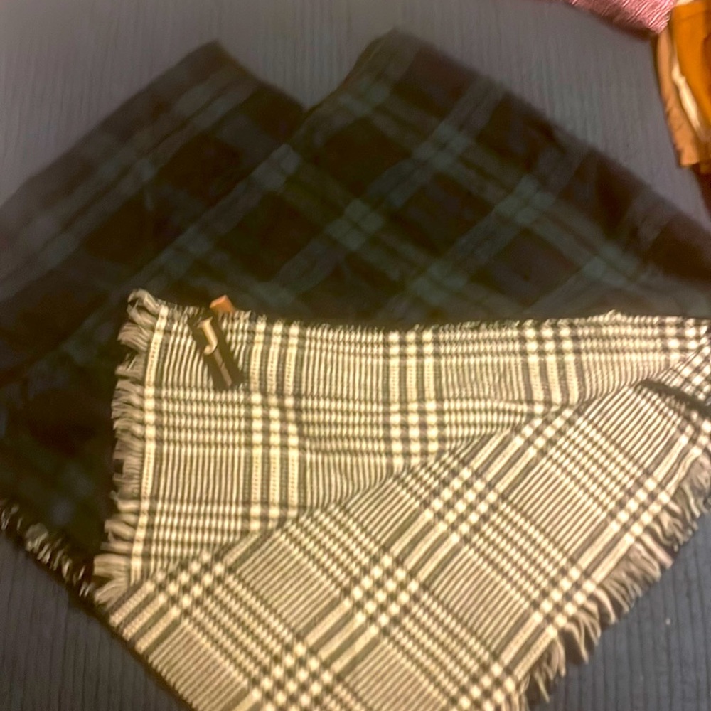 Janice NWT reversible ladies shawl navy and green or black and white